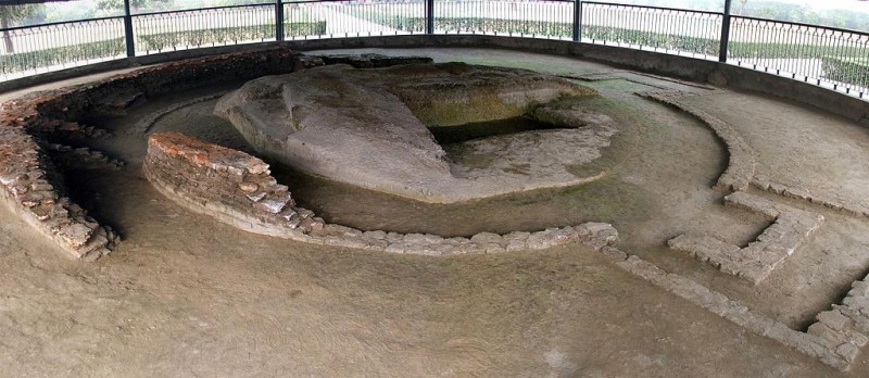 Buddha's ashes Stupa built by the Licchavis, Vaiśālī