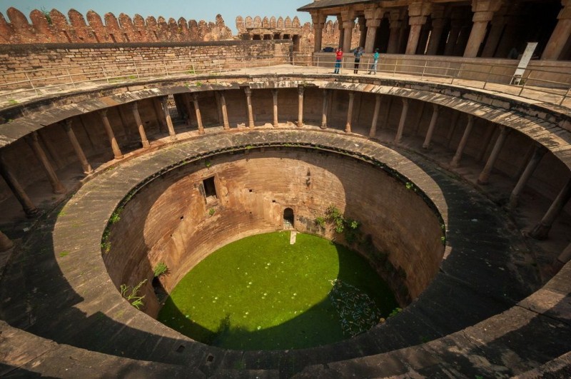 Round Step well with eighty pillars