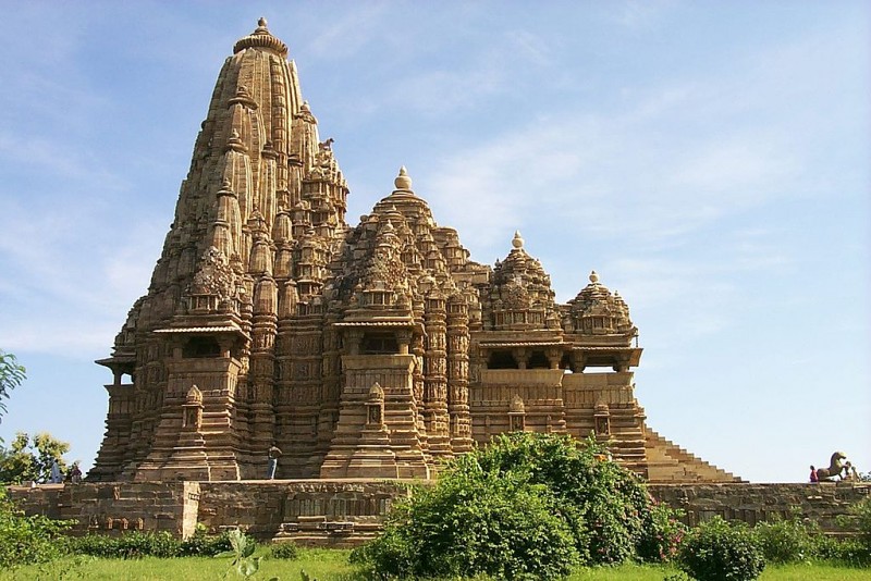 On the left, the heterogenous Shikhara of the Kandariya Mahadeva Temple in Khajuraho